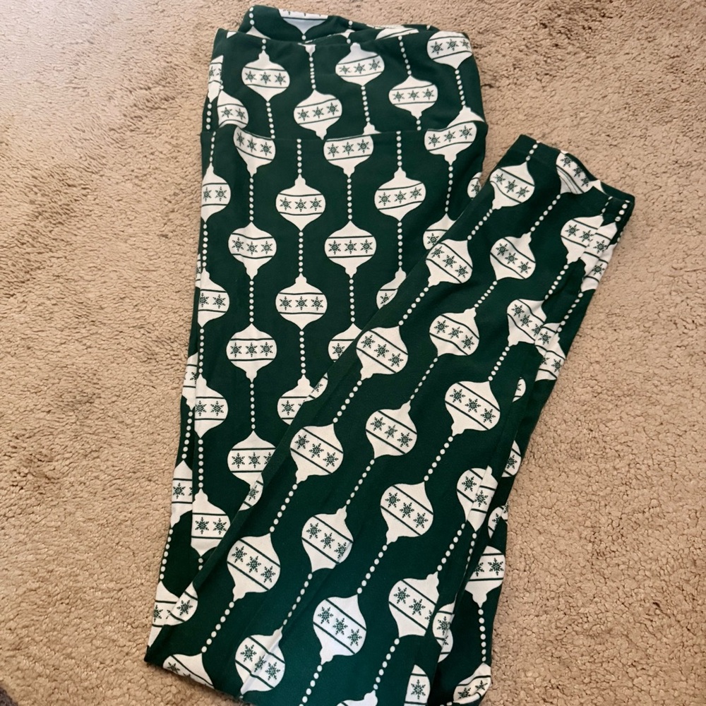 LuLaRoe Tall & Curvy Leggings – Green Christmas Ornament Print